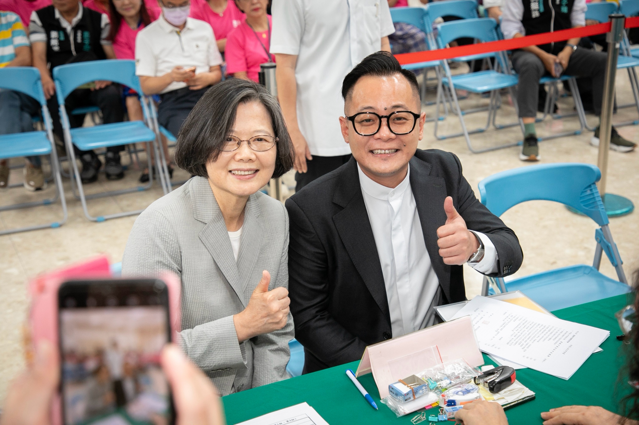  基隆市議長童子瑋今（2）日由前總統蔡英文陪同，正式前往選委會完成基隆市長參選登記。 圖：童子瑋辦公室/提供 