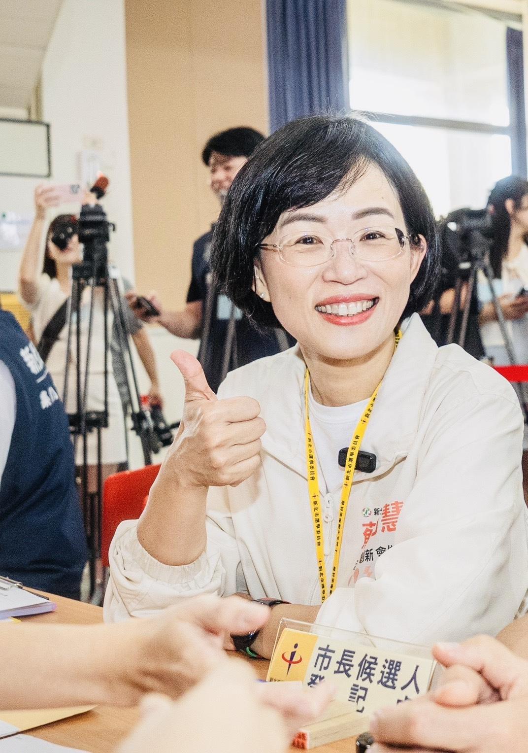  民進黨新北市長候選人、立委蘇巧慧今（2）日集結全體民進黨新北市議員候選人，前往新北市選舉委員會正式登記參選。 圖：蘇巧慧競辦提供 