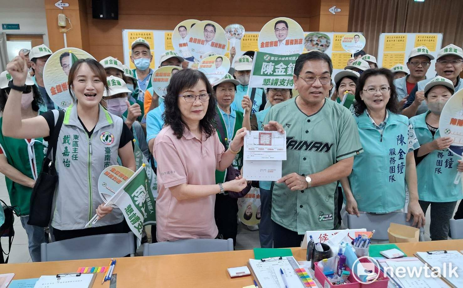 初心不改!陳金鐘偕黃偉哲陳亭妃登記參選議員 誓以公衛社福專業守護東區
