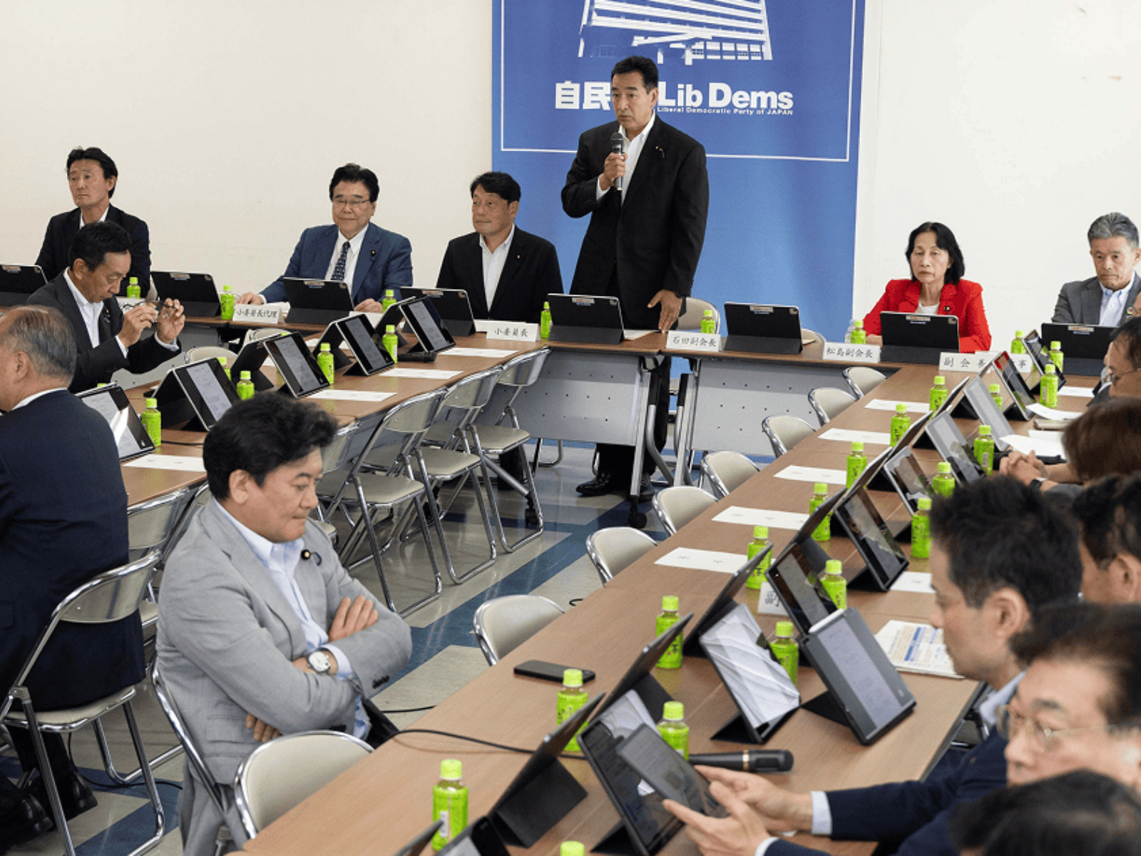  自民黨也正加速草擬《稅制改革大綱》。自民黨稅制調查會2日召開小委員會，就明年4月起實施食品及飲料消費稅減稅的相關配套措施聽取政府說明。 圖：翻攝自民黨官網 