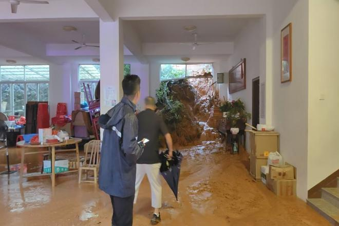  連日暴雨肆虐福建多地，洪水灌進居民住宅。 圖:翻攝自人民網 