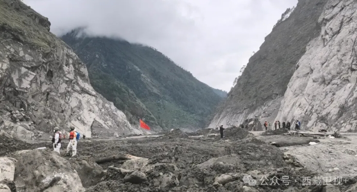  插著紅旗的地方就是吉隆口岸，整個海關大樓被完全掩埋。 圖 : 翻攝自西藏衛視 