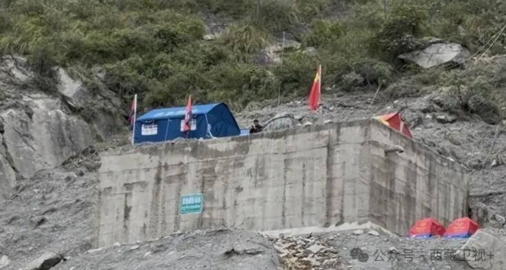  救災人員在吉隆口岸臨時搭建的帳篷。 圖 : 翻攝自西藏衛視 