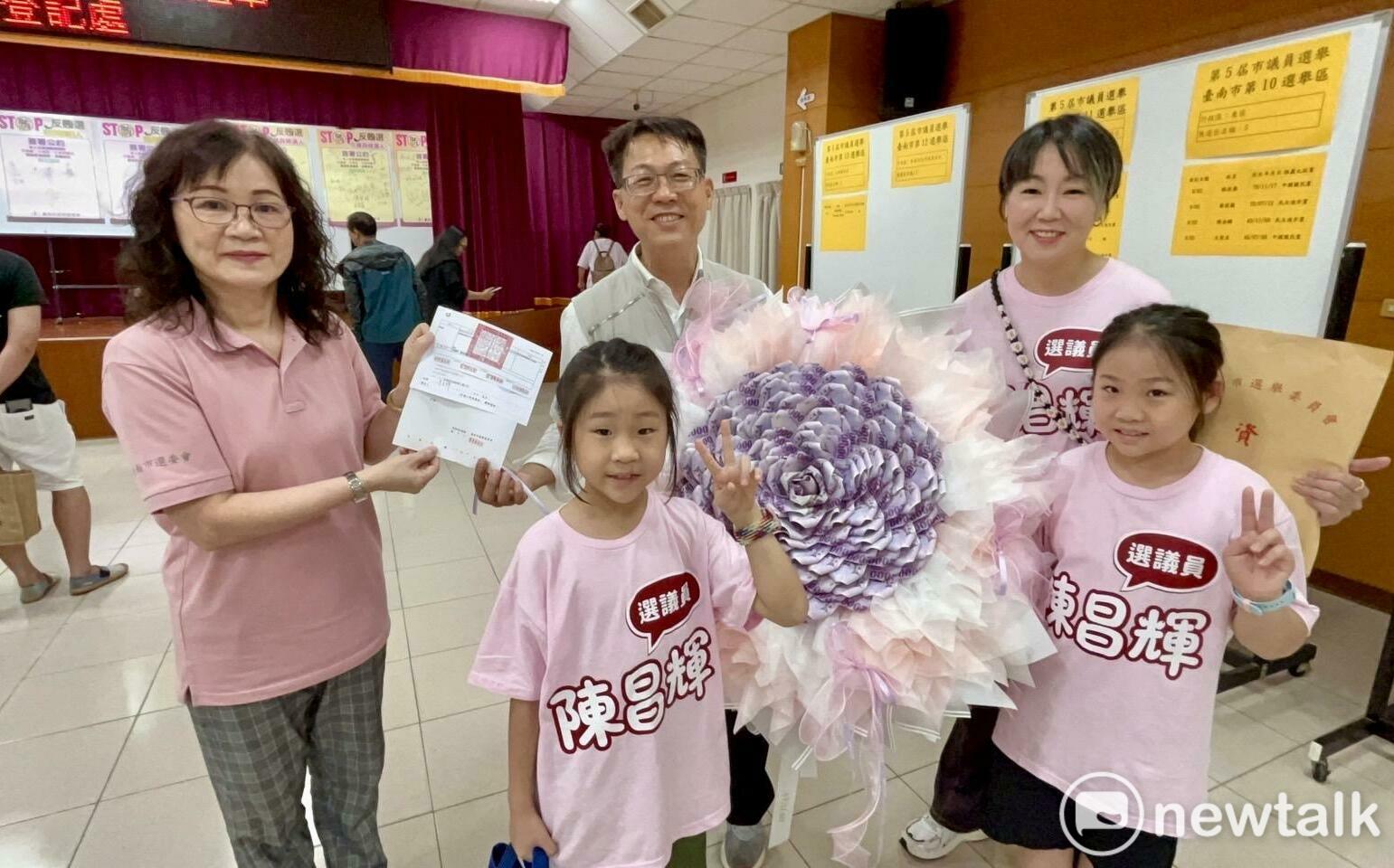 陳昌輝捧16萬保證金鈔票花束登記受矚 創意「買票」政見將首登選舉公報