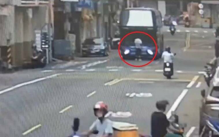 桃園男衝馬路肉身擋遊覽車!先遭撞還伸腳挑釁 網:缺錢缺很大