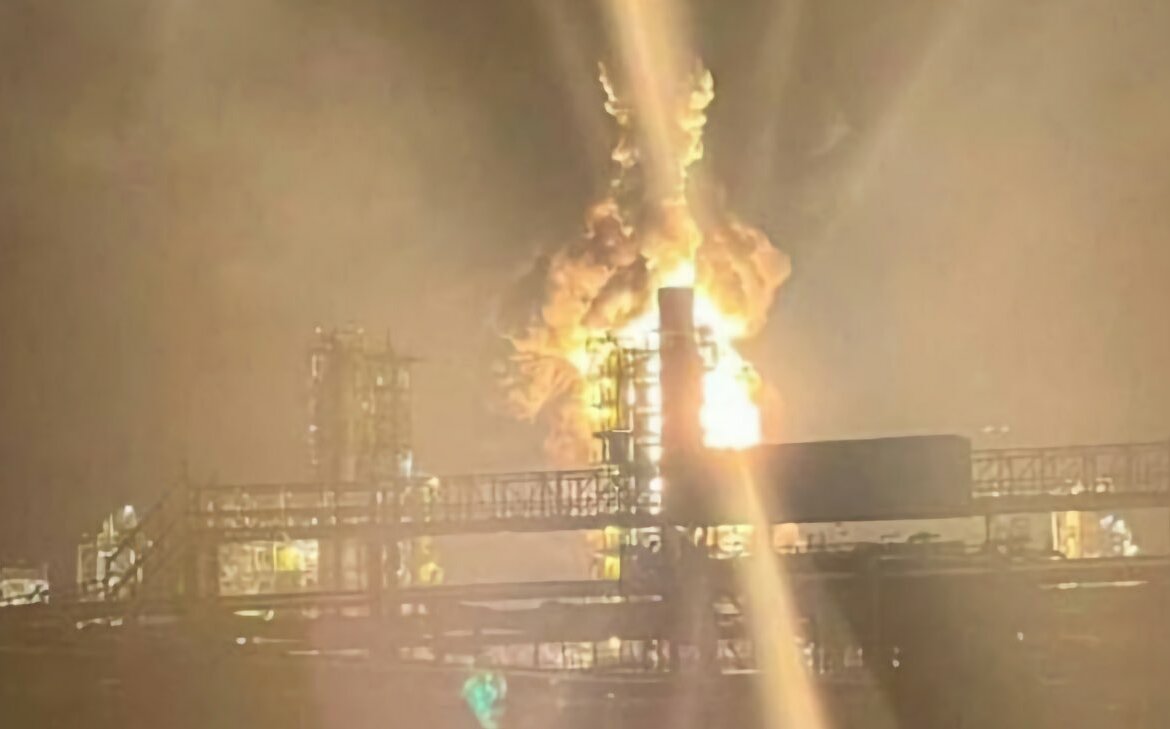 (影) 煉油廠被炸 俄缺油多厲害? 每日缺口達3.5萬噸 Mi-8直升機飛到沒油摔公路