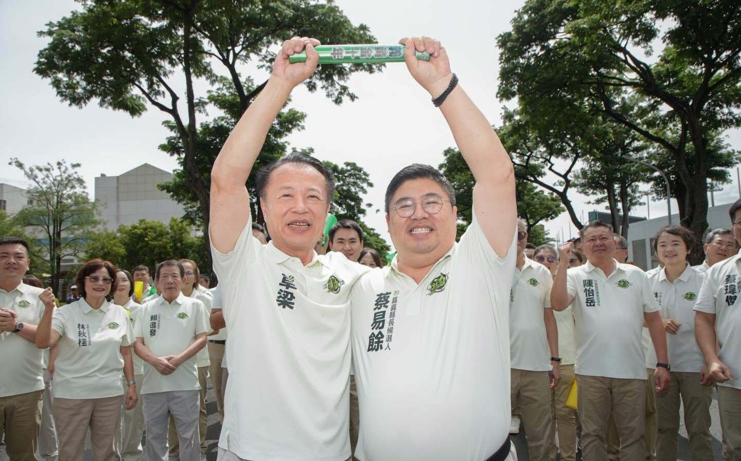 一棒接一棒! 民進黨蔡易餘今在翁章梁陪同下登記參選嘉義縣長