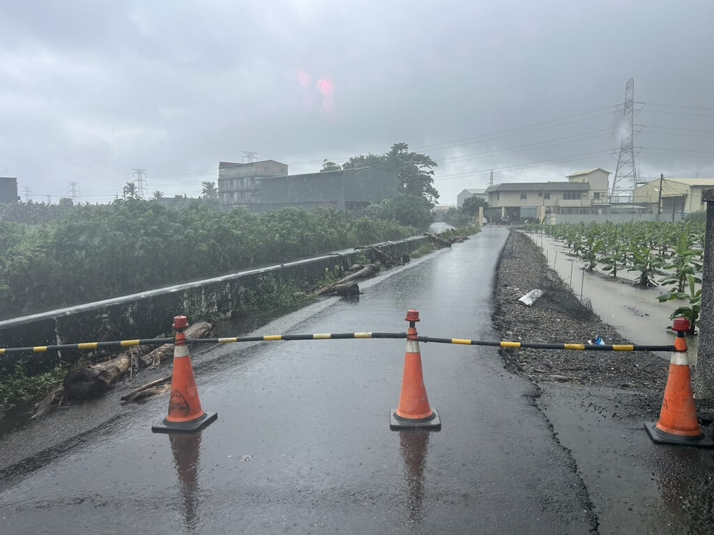 高雄連日豪雨 大寮區濃公路252巷道路裂縫封路