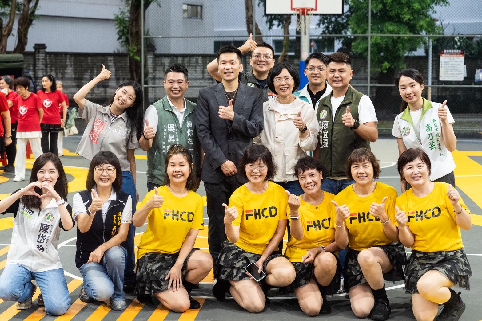  運動部長李洋並感謝蘇巧慧長期支持體育發展。李洋說，目前運動部受理申請補助設置全民運動館及樂活運動館，未來地方政府提報申請計畫後，運動部將全力協助。 圖：蘇巧慧競辦提供 