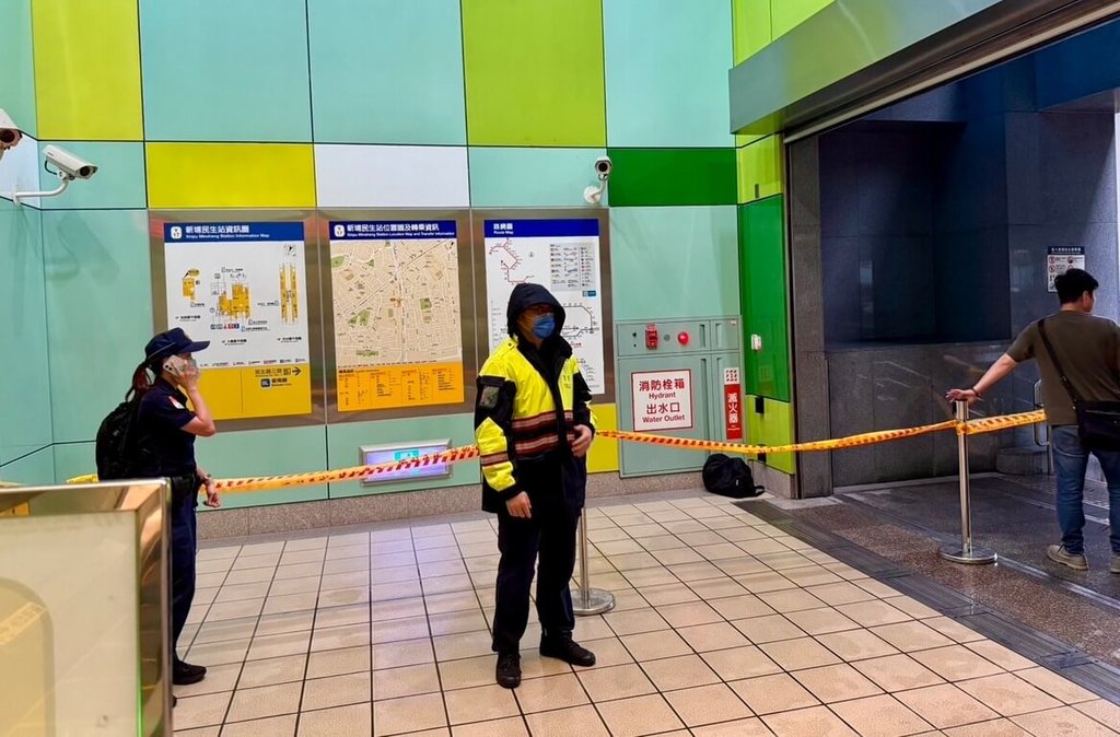 捷運新埔民生站發現不明背包 警封鎖現場移入防爆桶