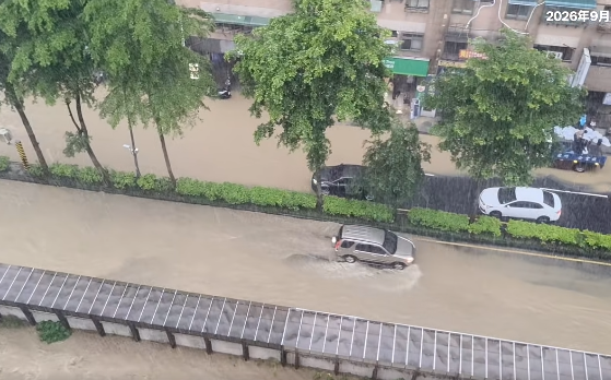 (影)滾滾泥沙水淹基隆市區!暖暖日雨量飆257毫米 南北積水對比網看傻