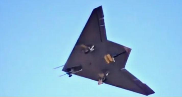  解放軍艦載GJ-21攻擊型隱形無人機可將飛彈收入機腹筴艙，達到匿蹤效果。 圖 : 翻攝自矚望雲霄 