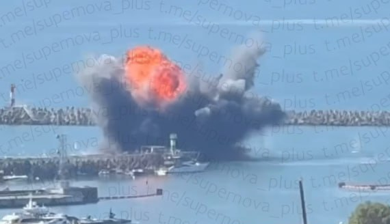  烏軍利用無人機成功擊中位於黑海的一艘俄軍船隻並致其起火燃燒。 圖:翻攝自 X @Osinttechnical 