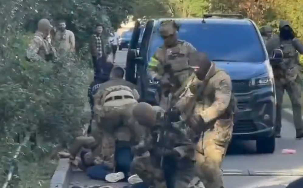 (影) 烏內鬨槍戰影片曝光! 兩特種單位基輔街頭交火 澤連斯基氣罵:絕對可恥