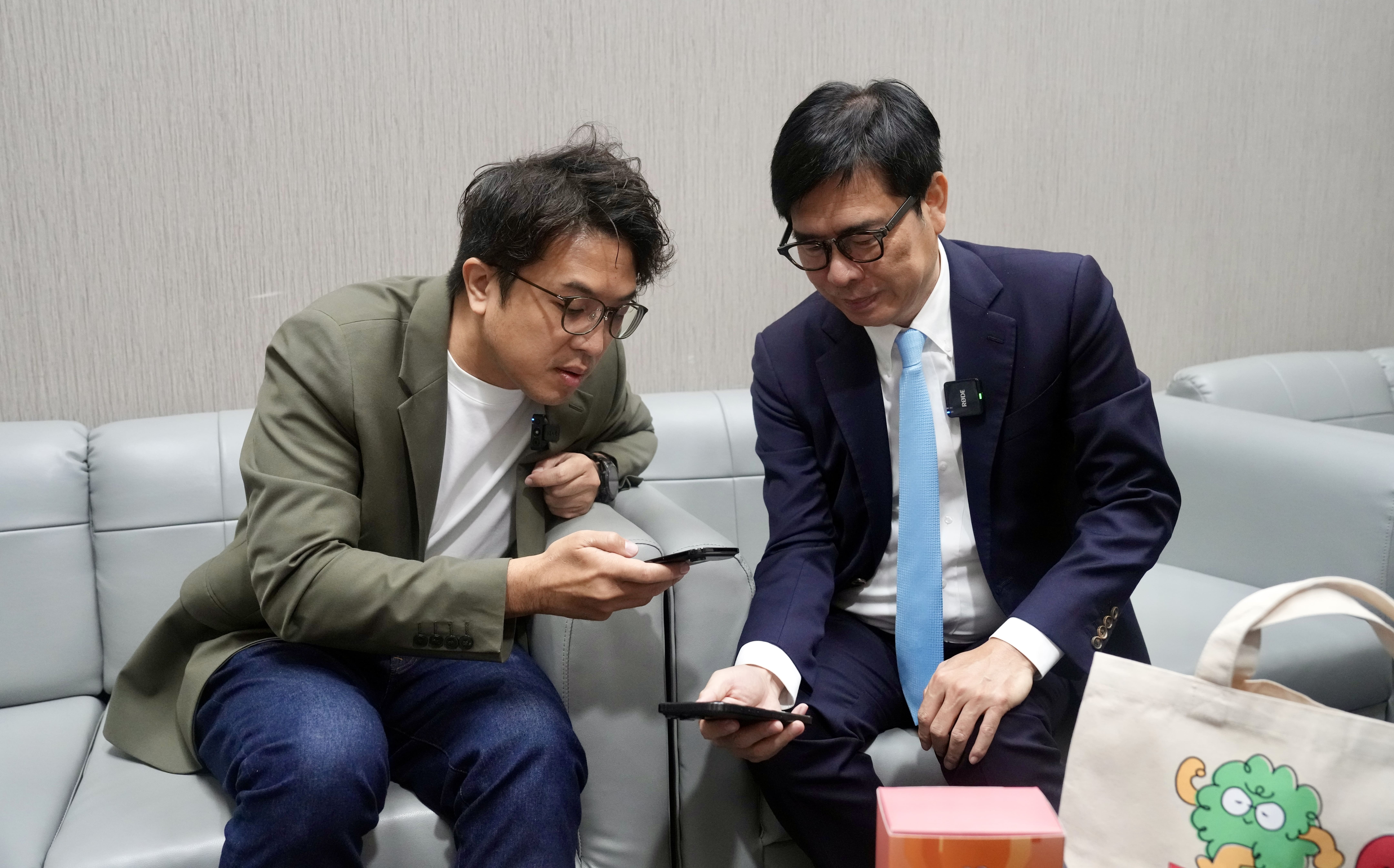 沈伯洋向陳其邁請益AI城市治理議題 互加LINE笑稱:半夜打來也願意接