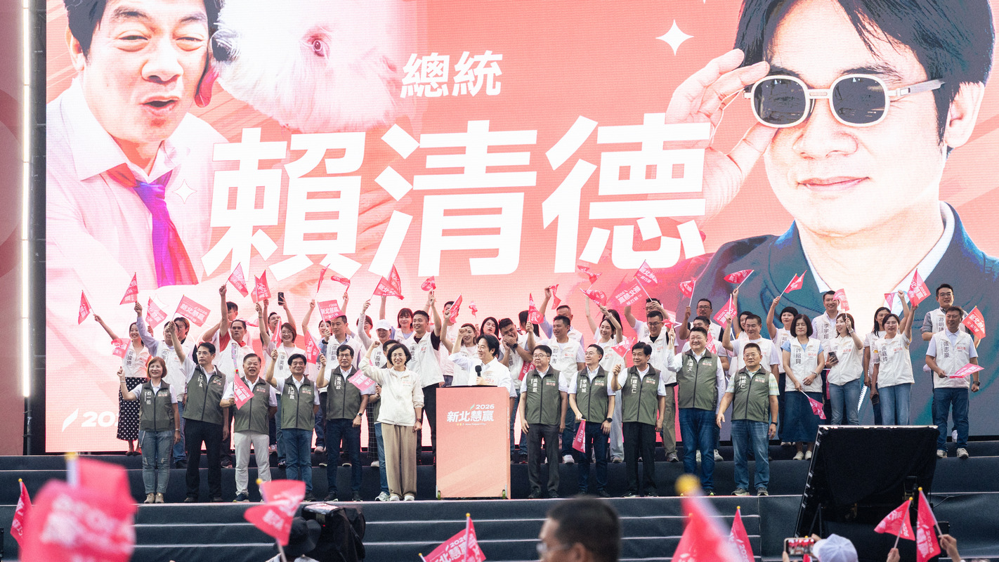  賴清德大讚蘇巧慧有律師的專業、立委的扎實服務經驗，以及對人真誠的溫暖和關懷，呼籲眾人力挺蘇巧慧，讓新北市迎接溫暖、幸福的新時代。 圖：蘇巧慧競辦提供 