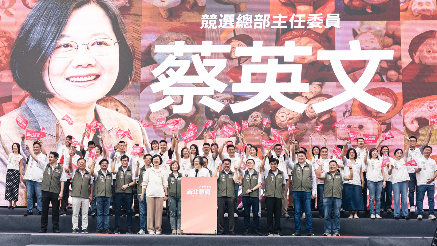  蔡英文說，她做為台灣第一位女性總統，她可以和大家保證，蘇巧慧絕對可以成為最優秀、第一位的新北市女市長。「新北市的改變，就靠大家一起實現」。 圖：蘇巧慧競辦提供 