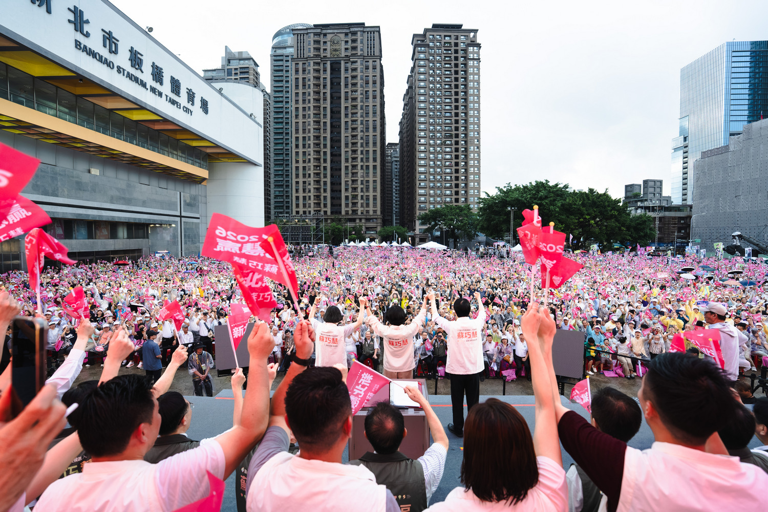  蘇巧慧率眾人大進場時，全場高喊「2026、新北慧贏！」、「蘇巧慧凍蒜！」約五十公尺的進場路線，眾人花了將近十分鐘才走到台上，展現必勝氣勢。 圖：蘇巧慧競辦提供 