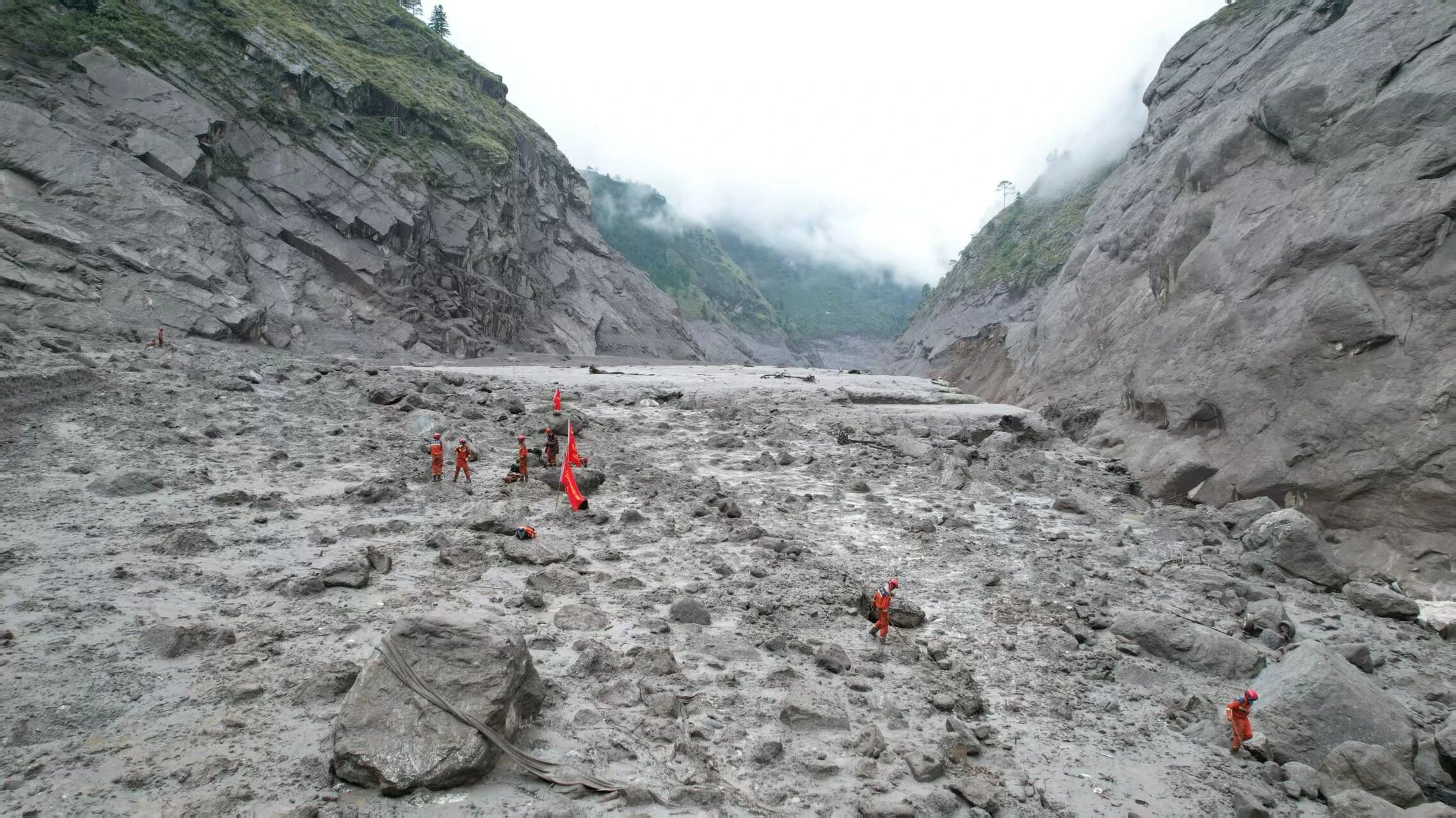  位於中尼邊境的吉隆口岸海關大樓，在土石流過後被夷為平地。 圖:翻攝自新藍網 
