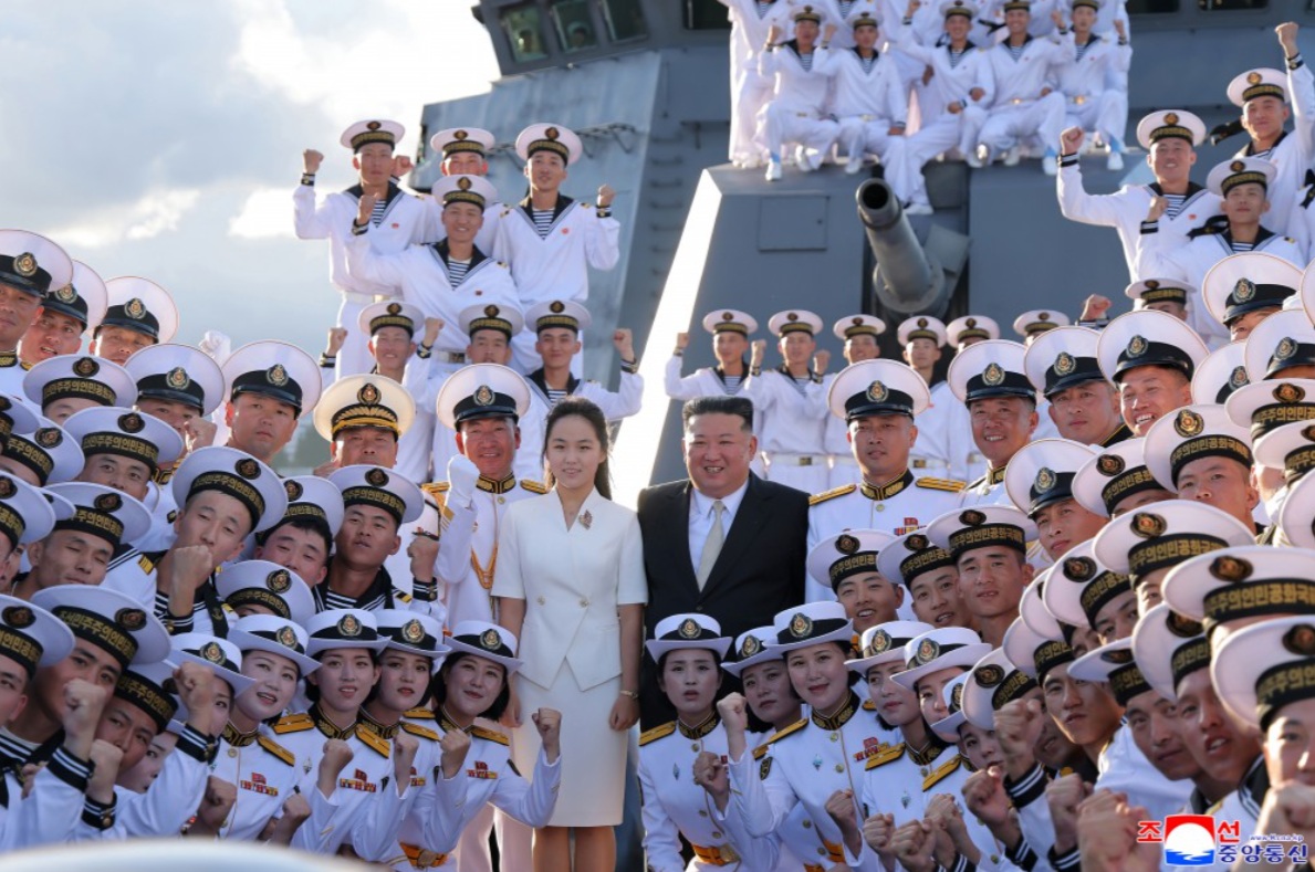  北韓「崔賢級」二號艦「姜健號」成軍入列。金正恩攜女金主愛登艦參觀，與官兵合影。 圖：翻攝朝中社 