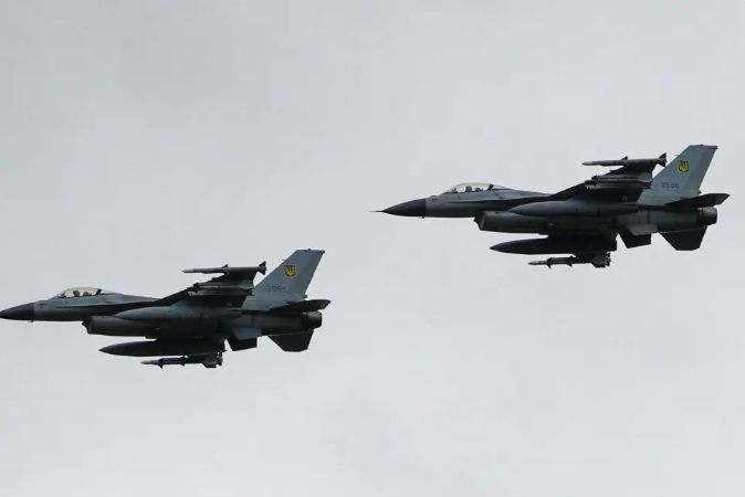  台灣向美國採購的 66 架新型 F-16 Block 70 戰機，首批兩架單座型 F-16C、機號 6727 與 6728，返台進度再添變數。 圖:翻攝自亞太風雲 