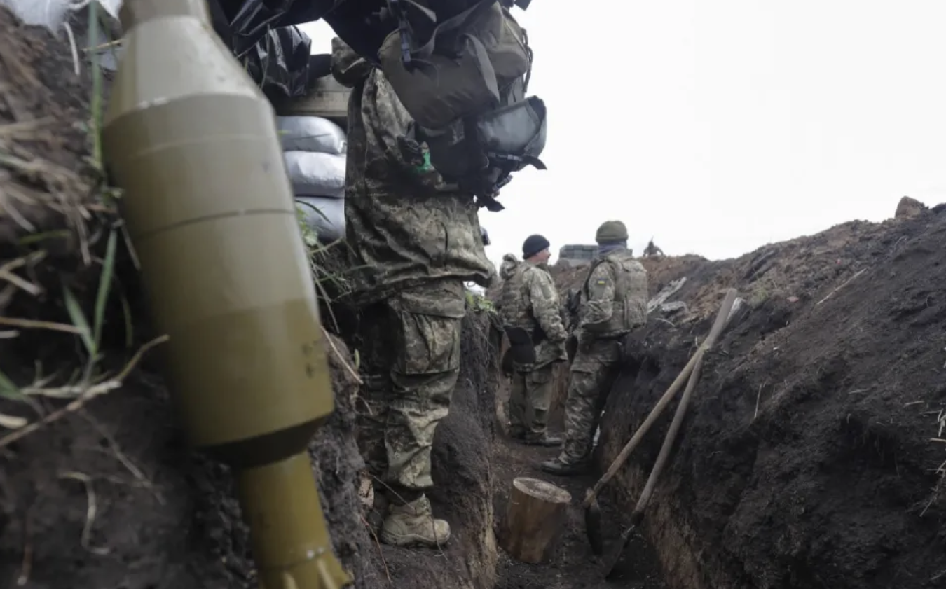 (影) 俄軍精銳闖進烏「死亡陷阱」!遭壕溝、鐵絲層層網封鎖 上百人齊倒地