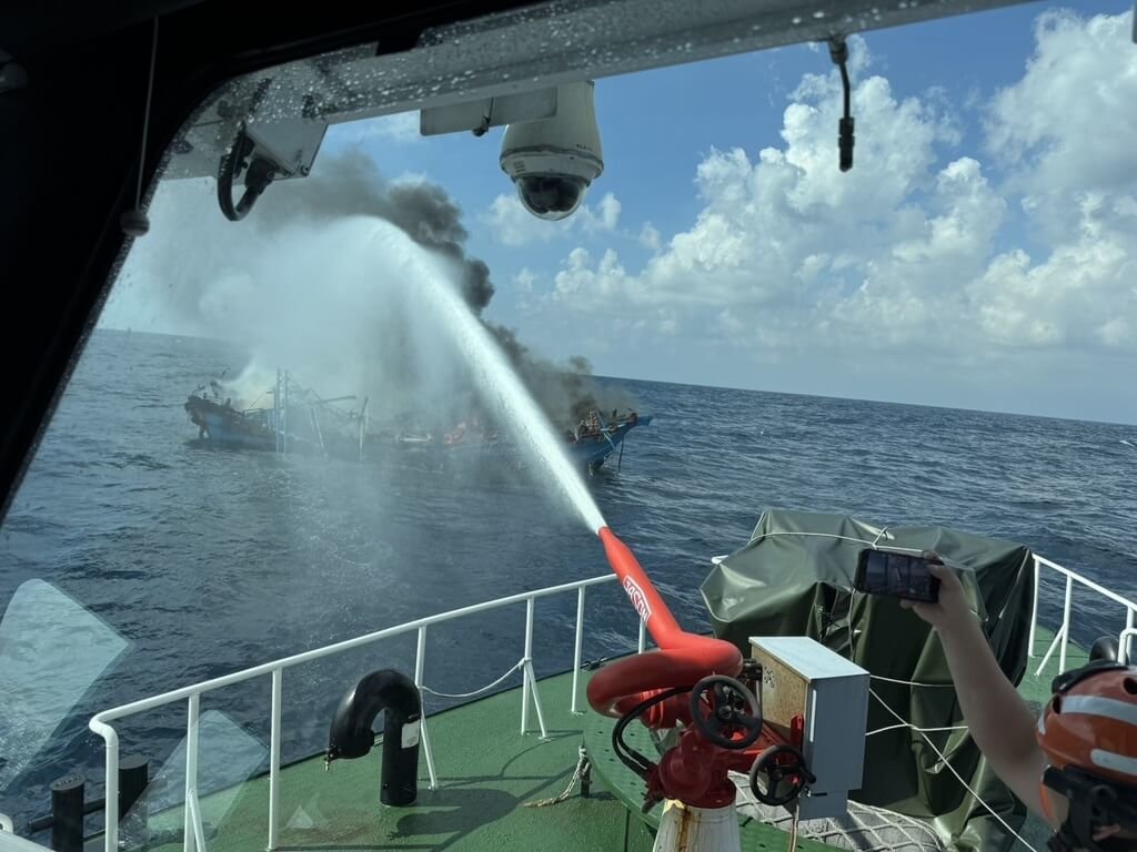 彭佳嶼外海失火海巡馳援 5船員獲救漁船沉沒