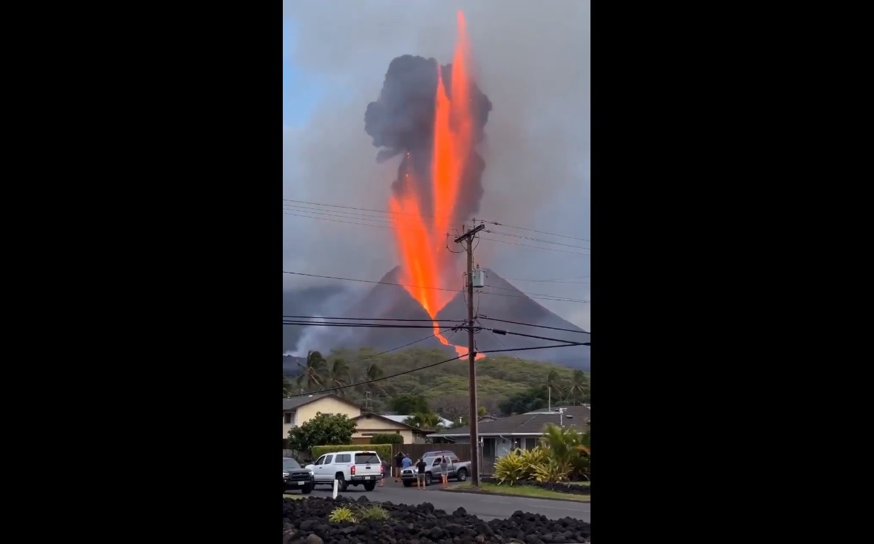 (影) 印尼火山噴發驚悚畫面曝光! 火山灰遠颺 雅加達機場重新開放