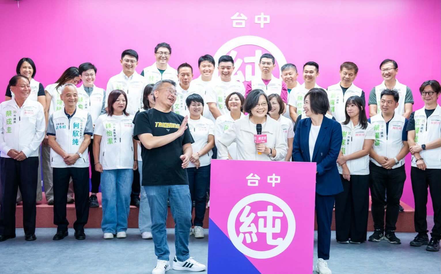 (影)小英開箱何欣純競總 「雙蔡」逗趣互虧笑翻全場
