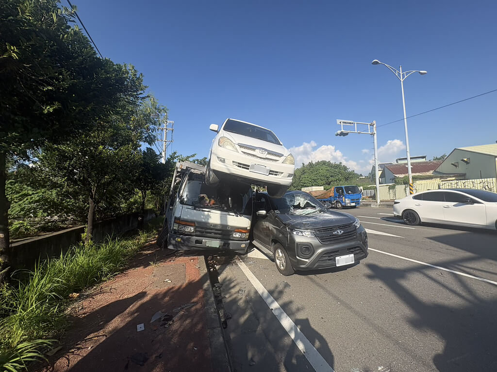 大貨車疑煞車失靈撞3車 載運轎車滑落壓車無人傷