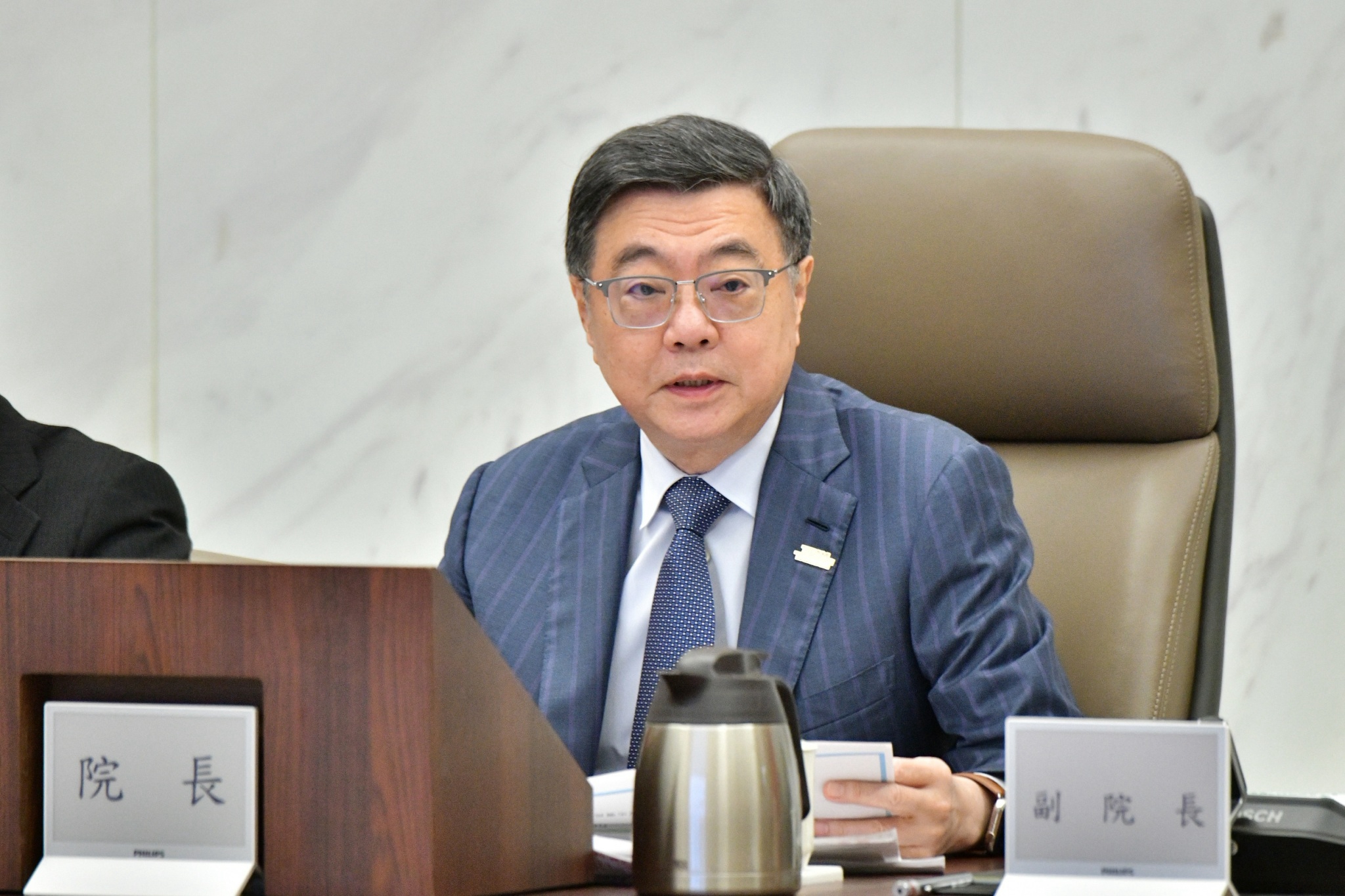  行政院長卓榮泰反問傅崐萁是否知道何時發包。 圖：行政院提供 