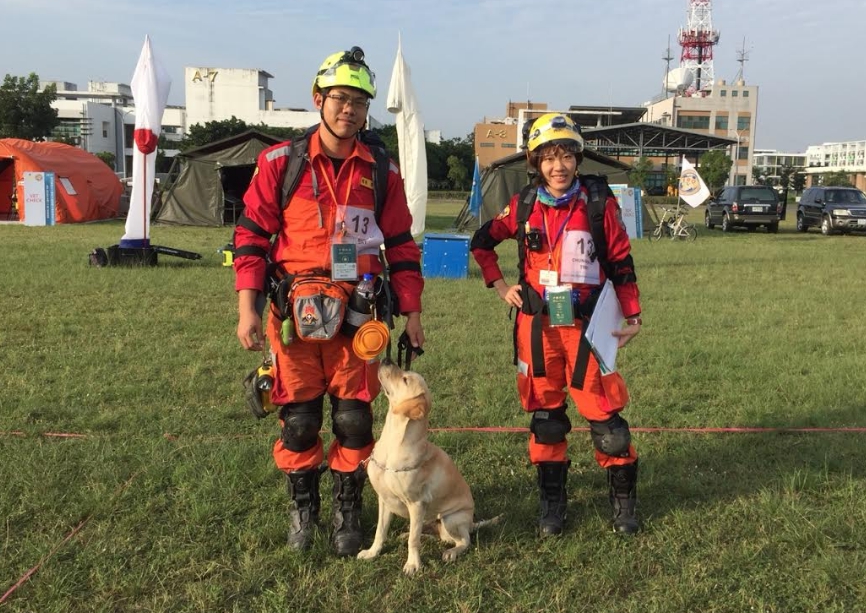 李俊昇率領的搜救犬鐵雄通過「2017亞洲區MRT搜救犬隊國際任務救援能力認證」。   圖：台中市政府/提供