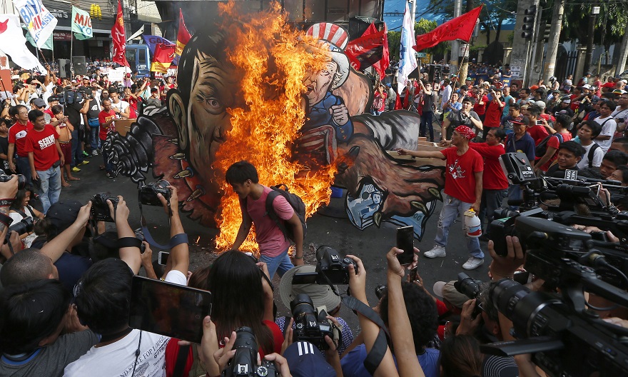 反對陣營30日在菲律賓總統官邸外聚集，焚燒總統杜特地肖像，抗議他要成立「革命政府」。   圖：達志影像/美聯社