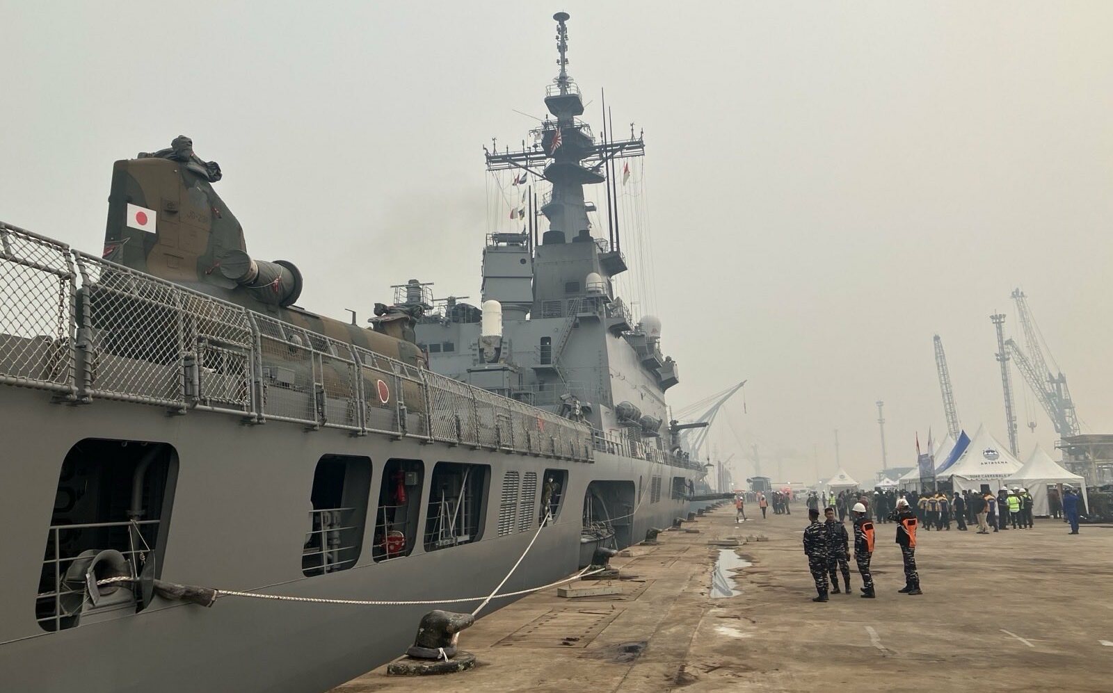 日本自衛隊首次海外滅火艦抵印尼 CH-47組裝後深入火場