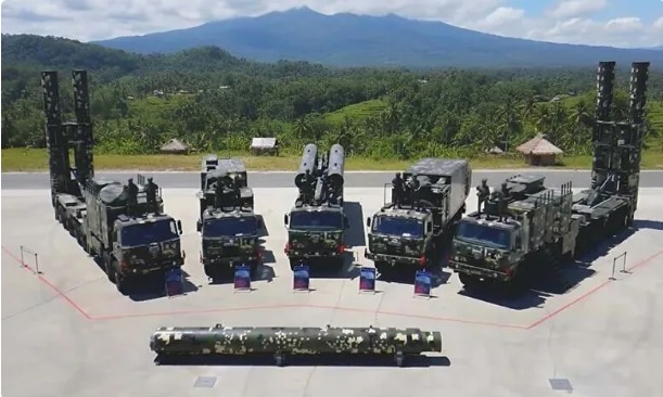  美軍陸戰隊與菲律賓武裝部隊日前舉行聯合演習，模擬使用印度製「布拉莫斯」超音速反艦導彈迎擊解放軍艦隊，聲稱僅使用 10 枚「布拉莫斯」就「成功保衛馬尼拉沿海」。 圖：翻攝自 騰訊網 單手搓核彈 