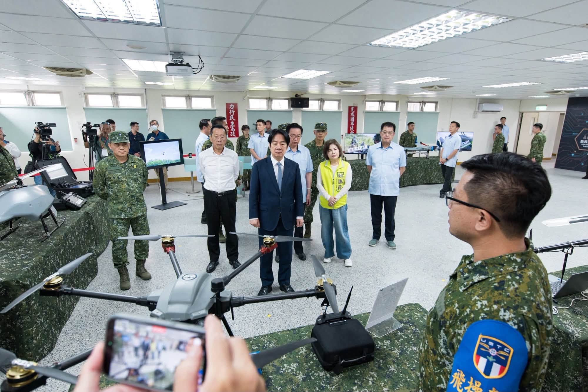  總統賴清德11日視導位於台南白河內角營區的陸軍無人系統訓練指揮部。 圖：翻攝「臉書」賴清德粉絲專頁 