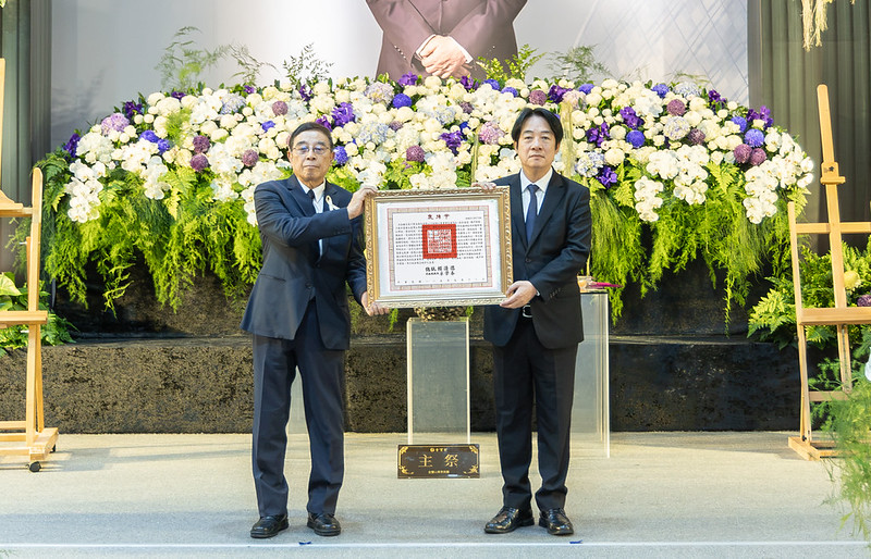  賴清德頒贈褒揚令予力晶積成電子製造股份有限公司創辦人暨董事長黃崇仁，並由黃董事長長兄黃崇恆董事長代表接受。 圖：總統府提供 