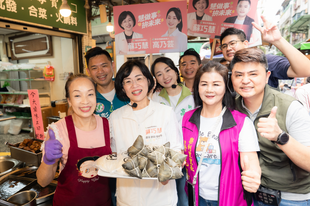  有攤商熱情送上包子、肉粽，祝福蘇巧慧競選新北市長「包中」，現場氣氛相當熱烈。 圖：蘇巧慧競總提供 