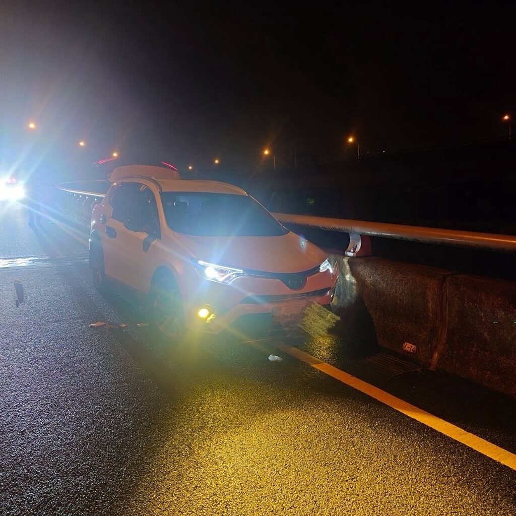 休旅車疑自撞國5蘇澳匝道 駕駛墜落地面身亡