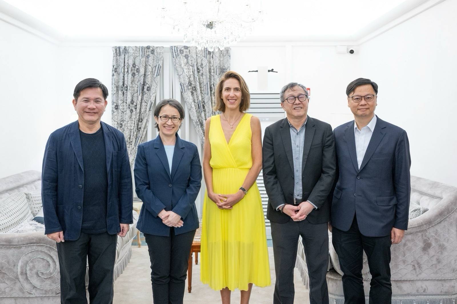  蕭美琴副總統（左二）與外交部長林佳龍（左一）在停留文托泰內期間，會晤歐洲議會復興歐洲黨團主席、議員阿耶（Valérie_Hayer，中）。 圖：外交部提供 