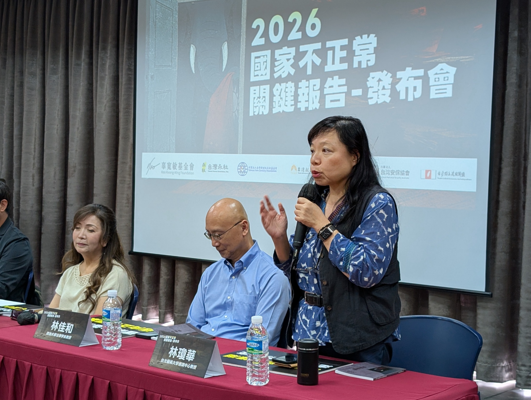  台北藝術大學助理教授林瓊華說明中正紀念堂去威權化問題。 圖：辜寬敏基金會提供 