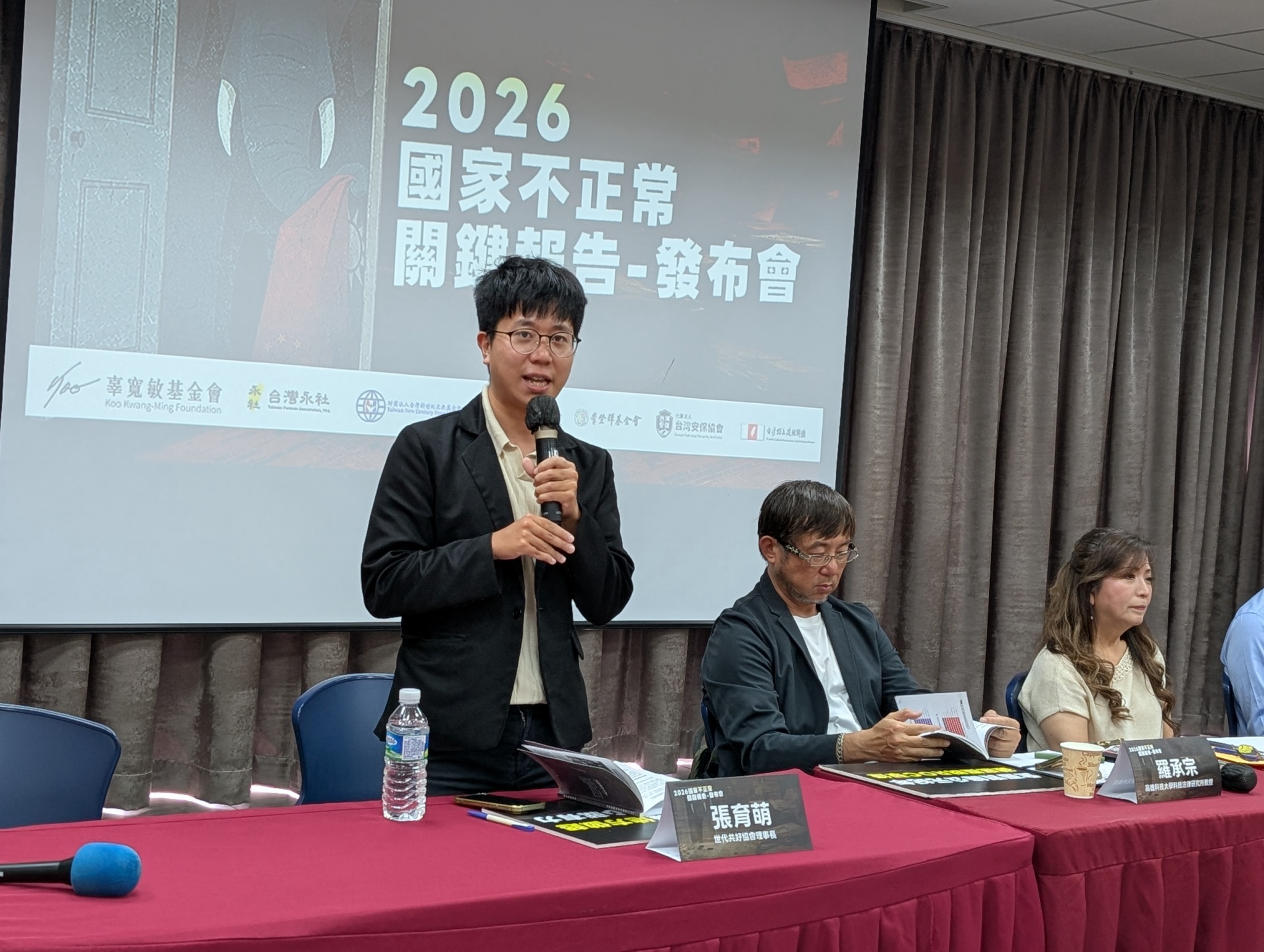  世代共好協會理事長張育萌指出地方政府在民防體系中的責任。 圖：辜寬敏基金會提供 