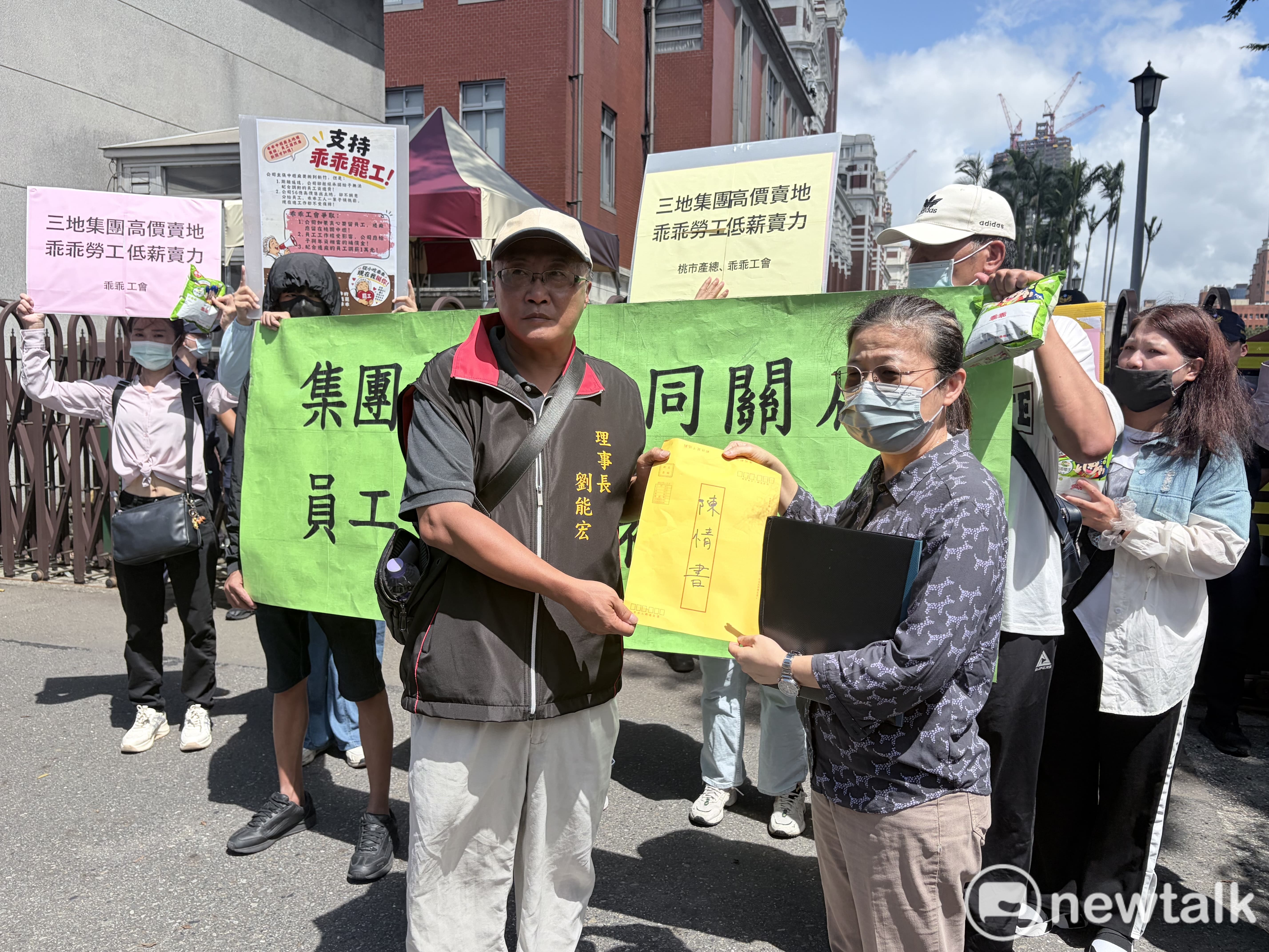  乖乖工會劉能宏向總統府官員遞交陳情書。 圖：李宣萱/攝 