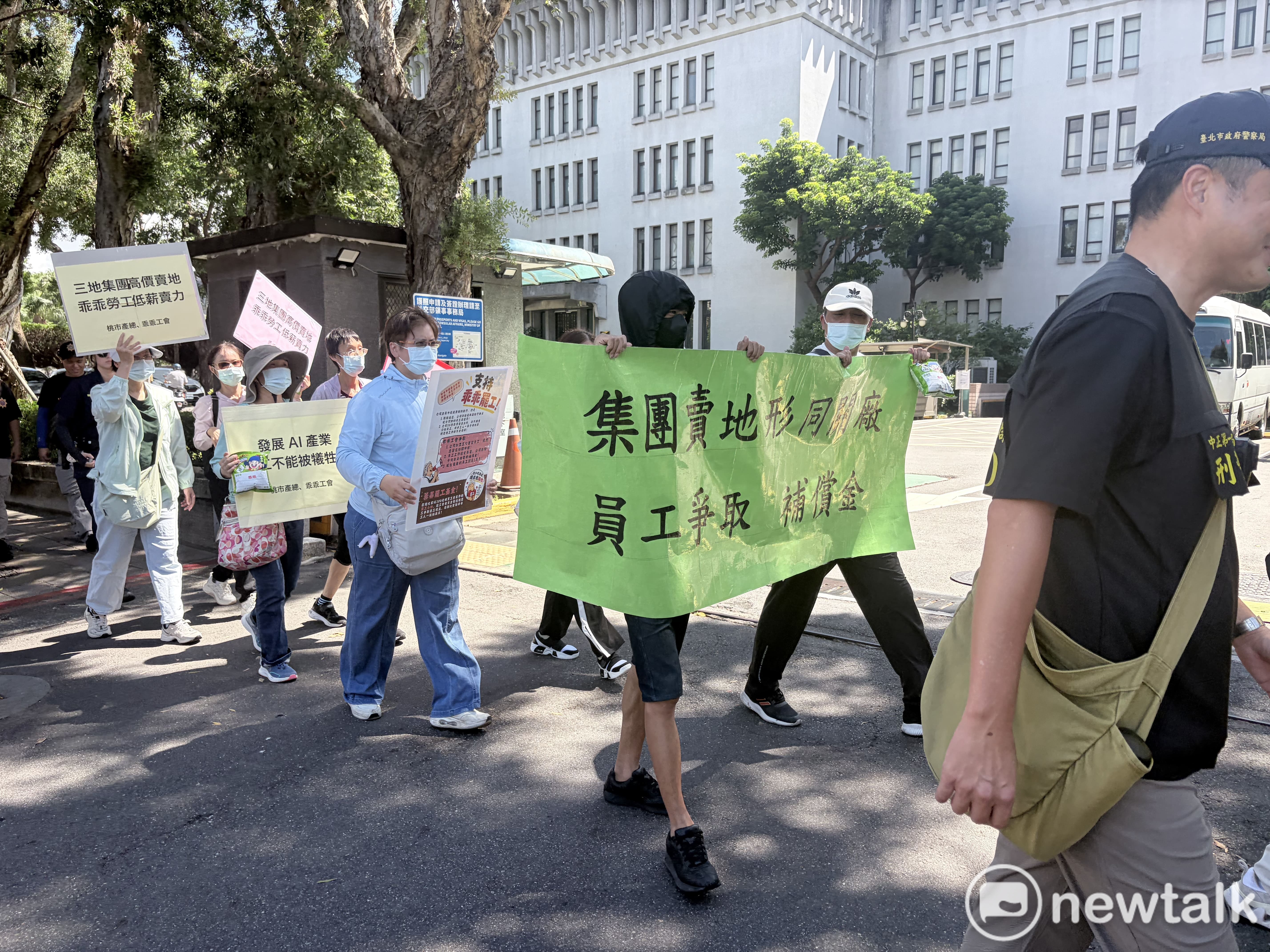  乖乖中壢廠企業工會前往總統府遞交陳情書，要求政府支持勞工得到應有的補償。 圖：李宣萱/攝 