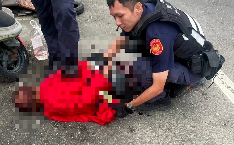 台南麻豆爆隨機砍人!詢問「有錢無」2婦遭劃傷 警開2槍制伏