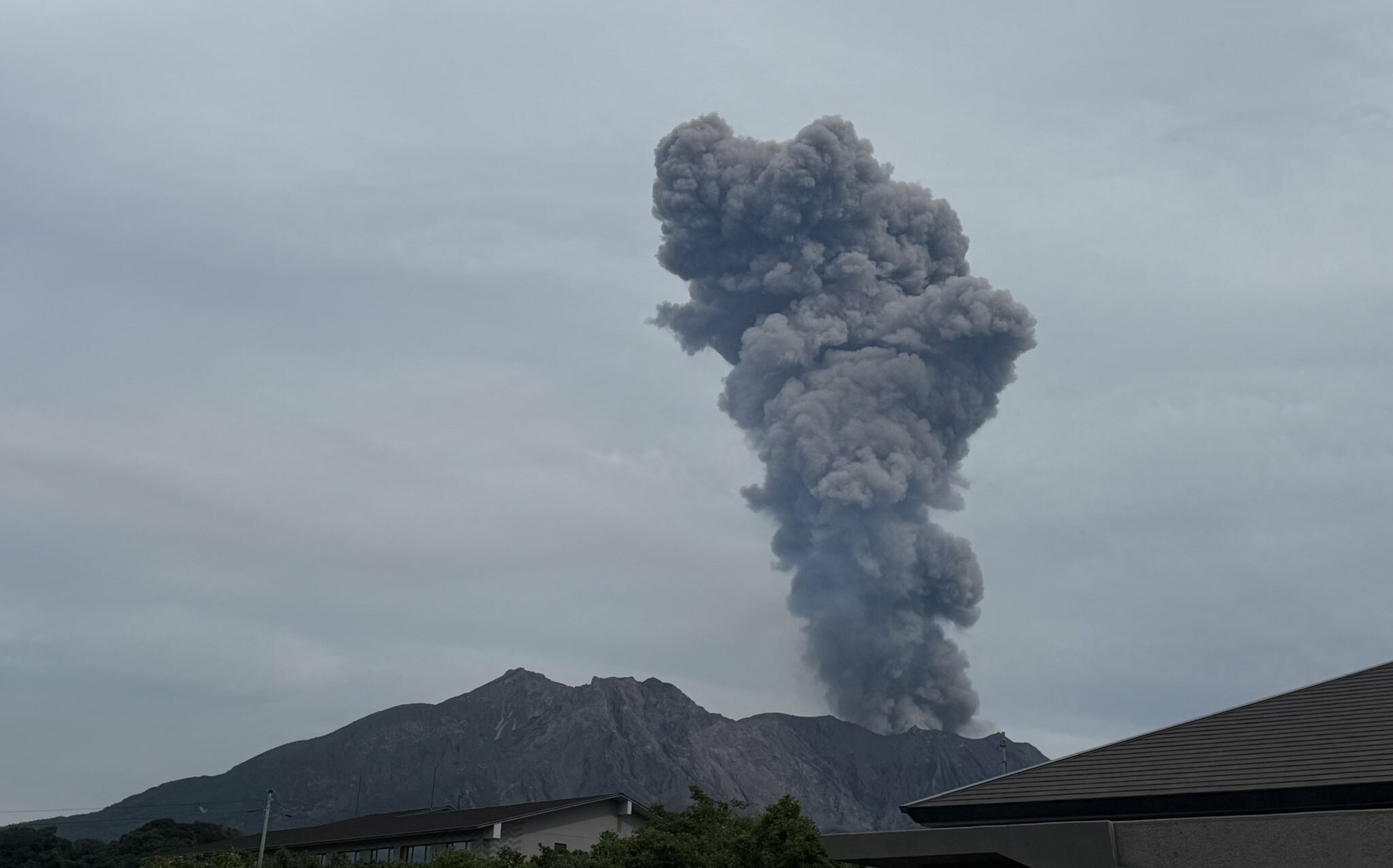 櫻島噴火火山灰柱衝上2500公尺 鹿兒島、宮崎與熊本多地警戒降灰