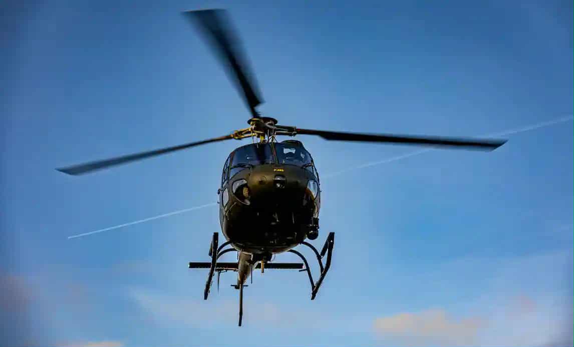 一艘俄羅斯護衛艦向一架丹麥軍用直升機 Fennec 發射兩枚信號彈，其中一枚距離直升機相當接近。 圖：翻攝自x帳號@OJoelsen