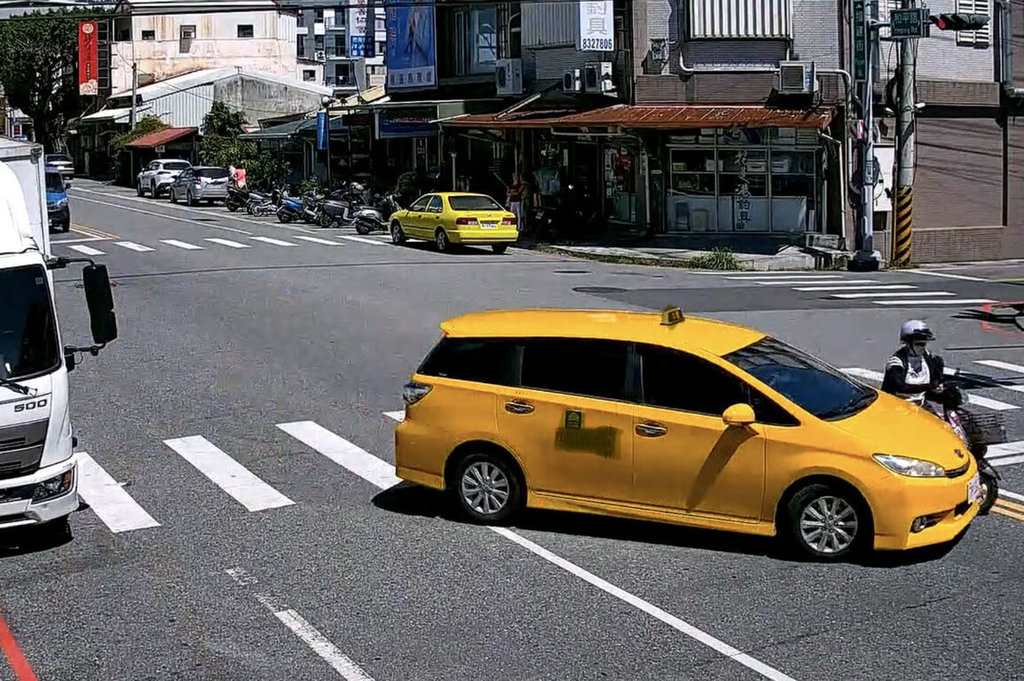 花蓮計程車路口迴轉 機車騎士遭擦撞輾斃