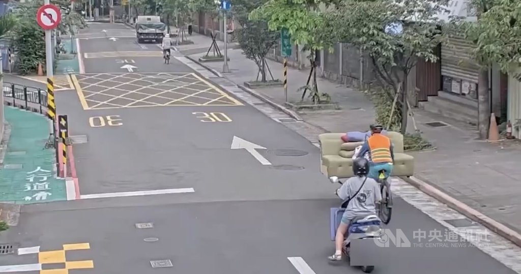 北市男騎自行車載運沙發違規 警方加強巡查
