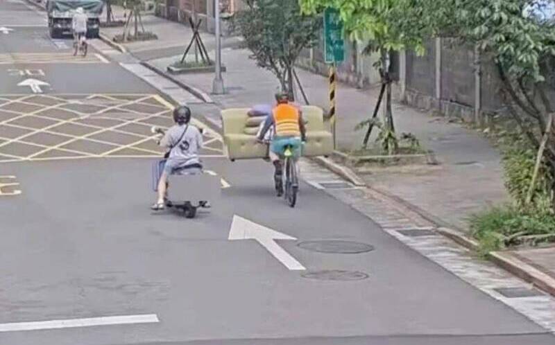 北市男騎腳踏車載大型沙發!網驚:個人搬家公司 警稱違規但無法舉發